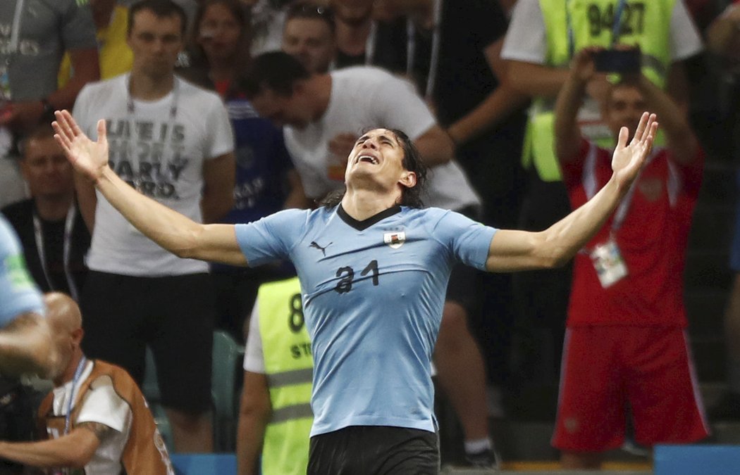 Radující se Edinson Cavani po trefě do sítě Portugalska