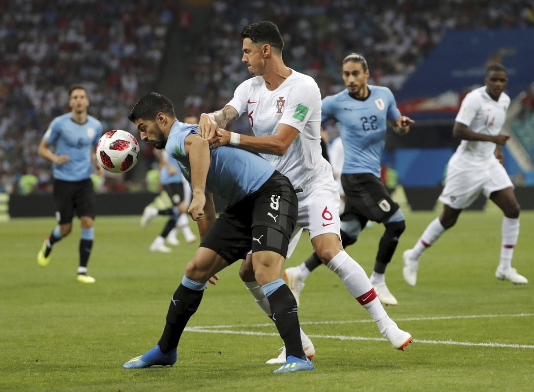 Luis Suárez se kryje míč v zápase proti Portugalsku