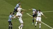 Hlavičkový souboj v utkání mezi Uruguayí a Portugalskem