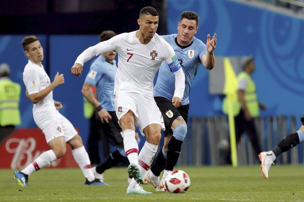 Cristiano Ronaldo vede míč v zápase s Uruguayí