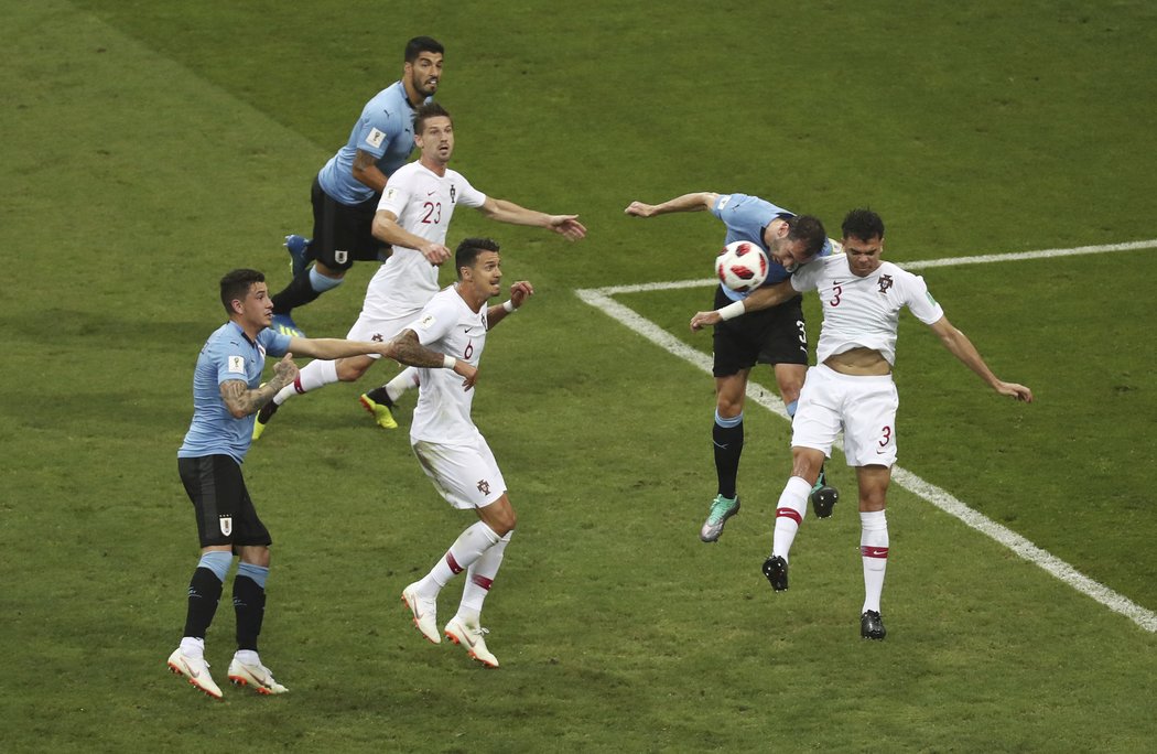 Hlavičkový souboj v utkání mezi Uruguayí a Portugalskem