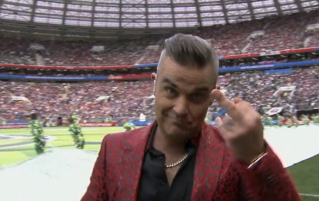 Robbie Williams pozdravil kamery zdviženým prostředníčkem