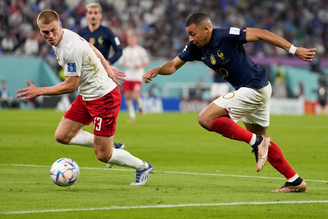 Kylian Mbappé v akci proti Dánsku