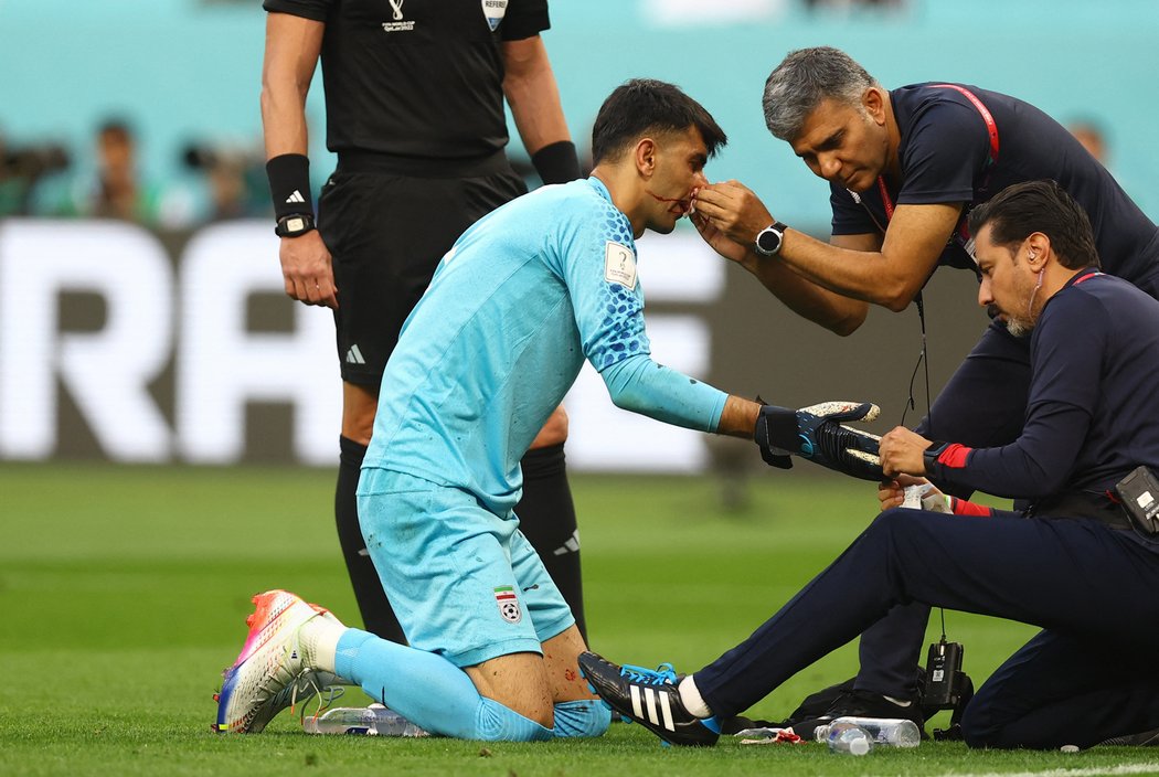 Gólman Alireza Safar Beiranvand si zápasu Íránu moc neužil