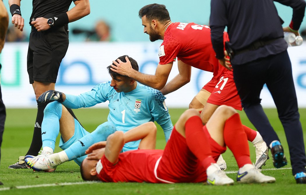 Gólman Alireza Safar Beiranvand si zápasu Íránu moc neužil