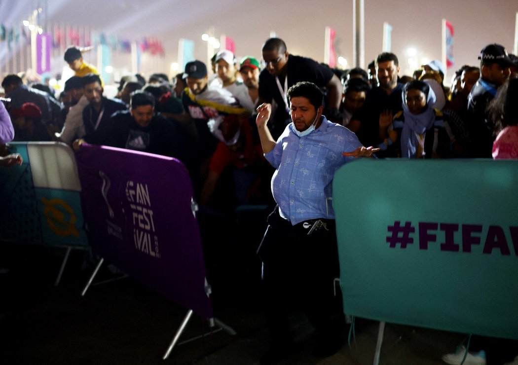 Nebezpečná situace ve fanzóně v Dauhá, kam se dostal dvojnásobek lidí