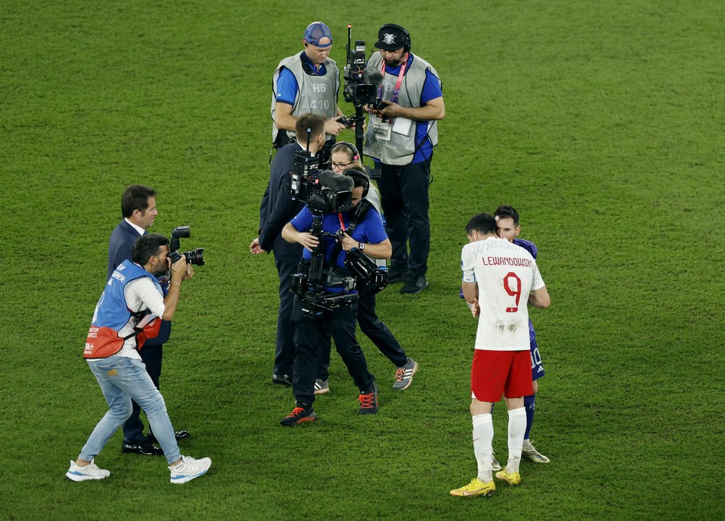 Robert Lewandowski a Lionel Messi se na hřišti potkali během zápasu i po něm