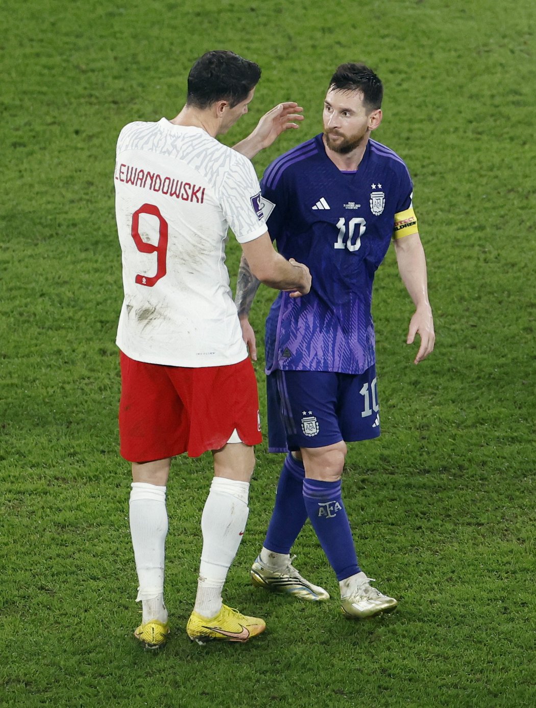 Robert Lewandowski a Lionel Messi se na hřišti potkali během zápasu i po něm