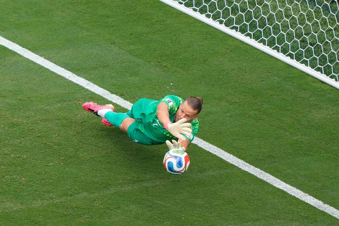 Ørjan Nyland proti Brazílii chytil penaltu Ørjan Nyland proti Brazílii chytil penaltu