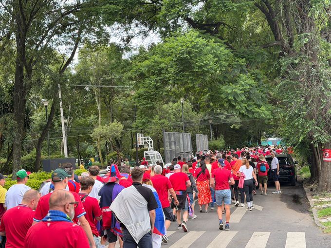 MS ve fotbale ONLINE: Přes 1200 českých fanoušků pochoduje na Aztécký stadion MS ve fotbale ONLINE: Přes 1200 českých fanoušků pochoduje na Aztécký stadion