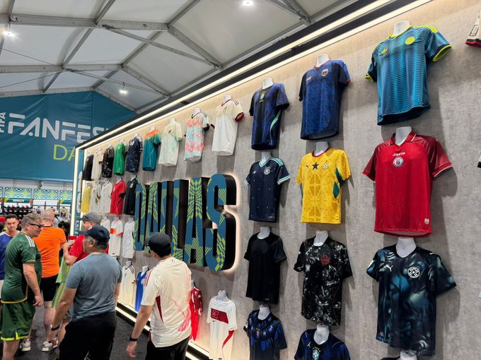 Na návštěvě v shopu FIFA. Magický dres USA? Vytáhněte přes 4 tisíce. Kolik stojí český? Na návštěvě v shopu FIFA. Magický dres USA? Vytáhněte přes 4 tisíce. Kolik stojí český?
