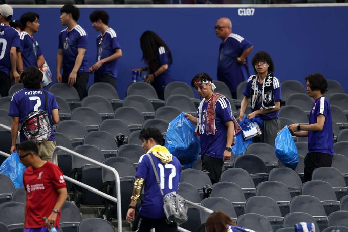 MS ve fotbale ONLINE: Tradice dodržena. Japonští fanoušci uklízeli na tribuně, hráči v šatně MS ve fotbale ONLINE: Tradice dodržena. Japonští fanoušci uklízeli na tribuně, hráči v šatně