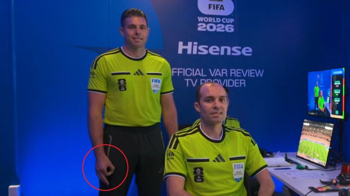 MS ve fotbale ONLINE: Provokace, nebo nevinný symbol? Veřejnost řeší gesto rozhodčího MS ve fotbale ONLINE: Provokace, nebo nevinný symbol? Veřejnost řeší gesto rozhodčího