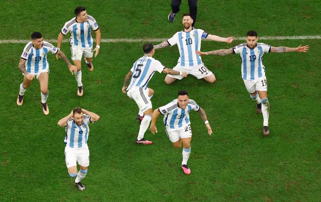 Lionel Messi se spoluhráči slaví triumf na MS