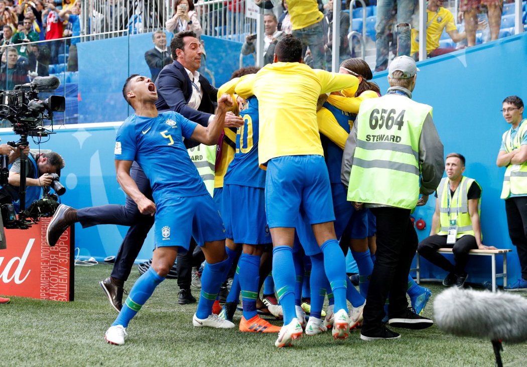 Radost brazilský fotbalistů po brance do sítě Kostariky