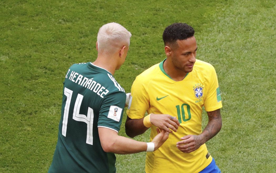 Javier &#34;Chicharito&#34; Hernandez a Neymar na začátku zápasu Mexika s Brazílií