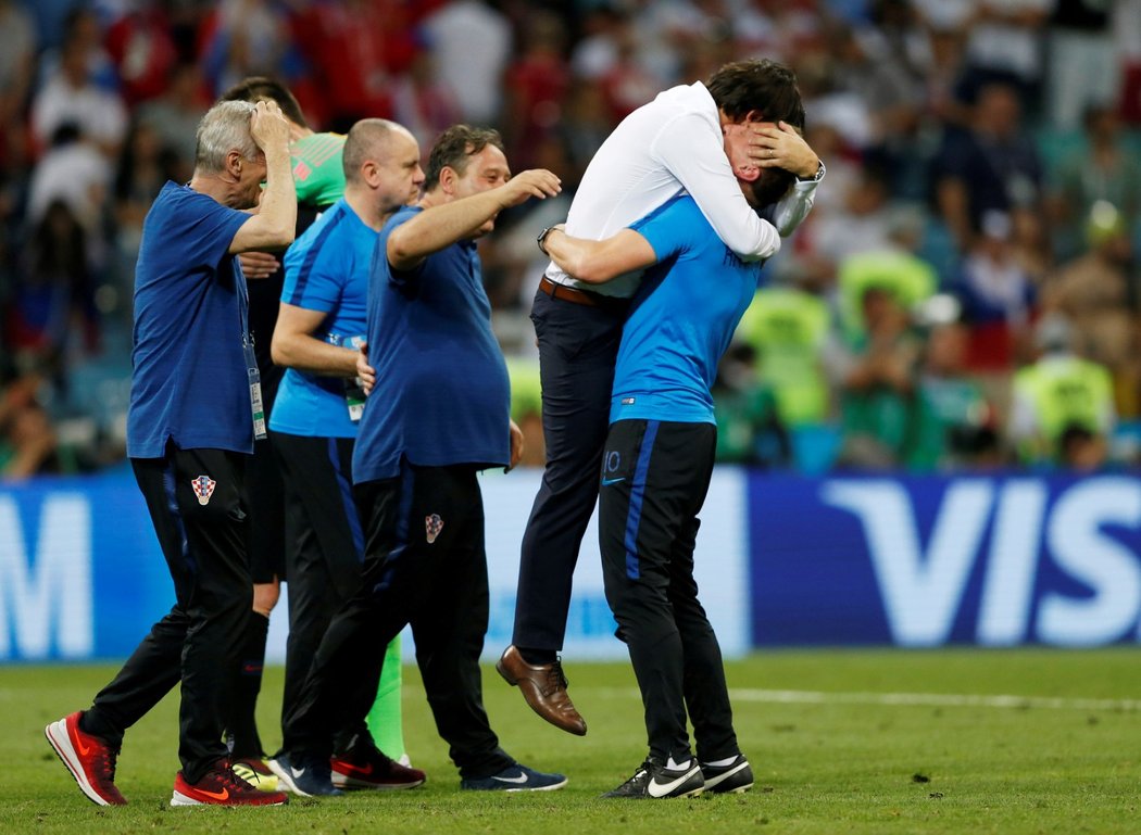 Trenér Chorvatska (uprostřed) slaví se svými kolegy postup do semifinále