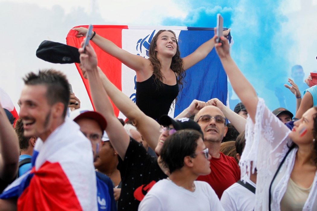 Francouzští fanoušci během vítězného finále MS nad Chorvatskem