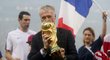 Francouzský trenér Didier Deschamps líbá trofej pro mistry světa