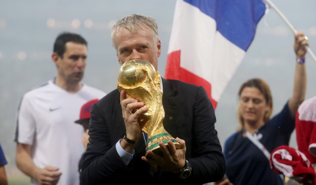 Francouzský trenér Didier Deschamps líbá trofej pro mistry světa