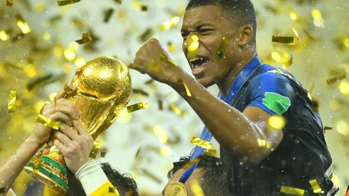 Mladý francouzský talent Kylian Mbappé s trofejí pro světové šampiony