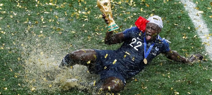 Benjamin Mendy se raduje s trofejí pro světové fotbalové šampiony