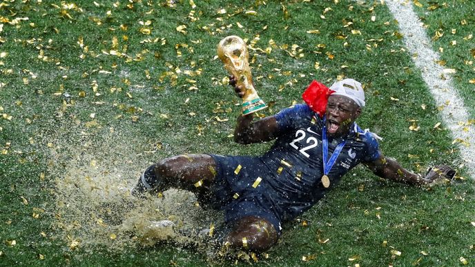 Benjamin Mendy se raduje s trofejí pro světové fotbalové šampiony