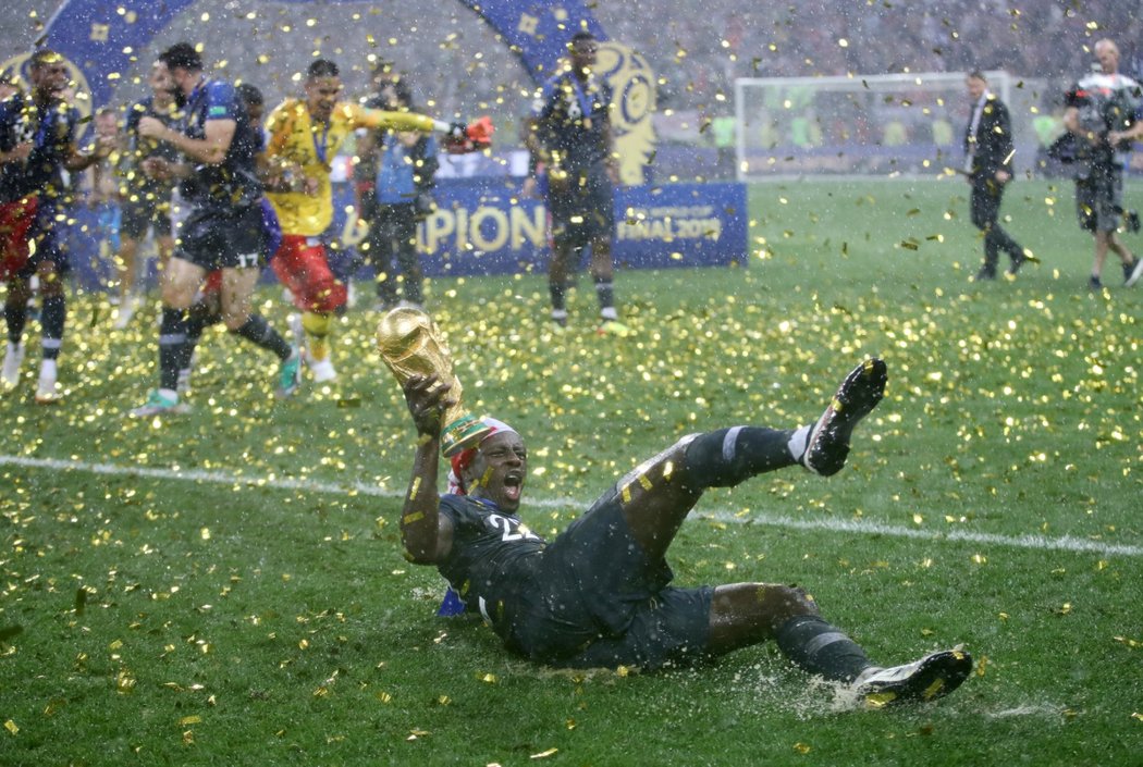 Benjamin Mendy se raduje s trofejí pro světové fotbalové šampiony