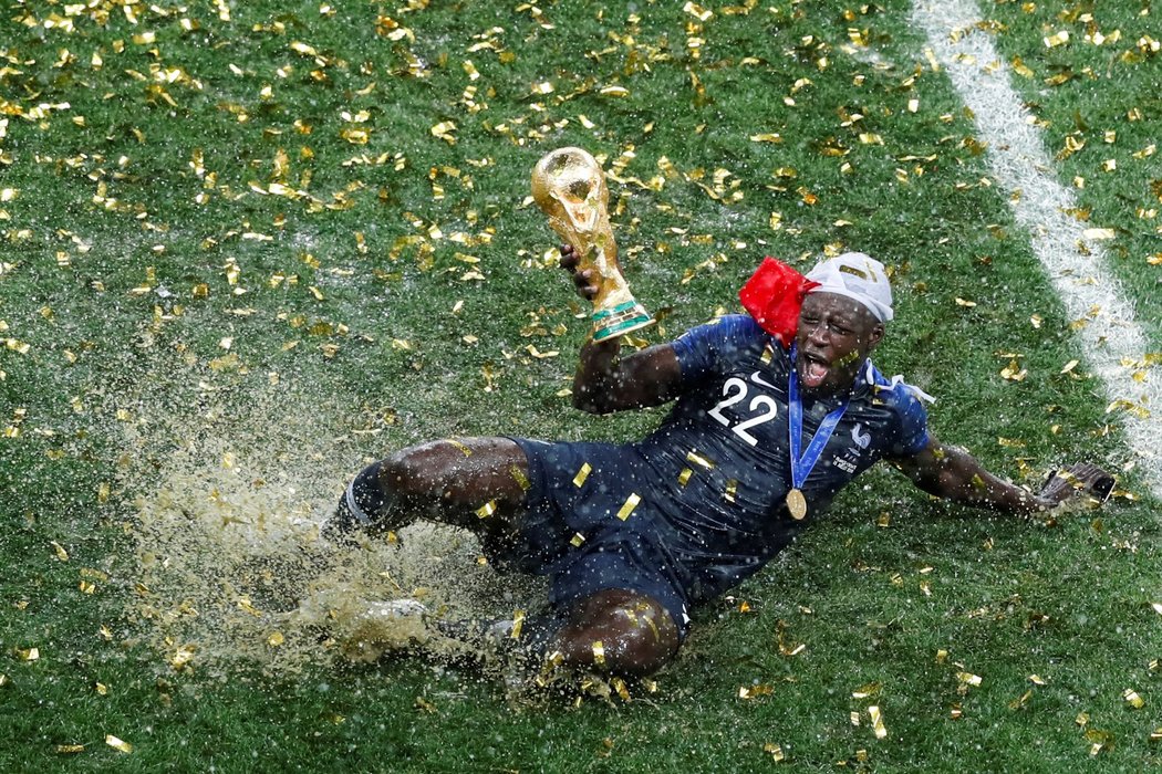 Benjamin Mendy se raduje s trofejí pro světové fotbalové šampiony