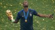 Šťastný francouzský záložník Paul Pogba s trofejí pro mistra světa