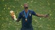 Šťastný francouzský záložník Paul Pogba s trofejí pro mistra světa