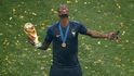 Šťastný francouzský záložník Paul Pogba s trofejí pro mistra světa