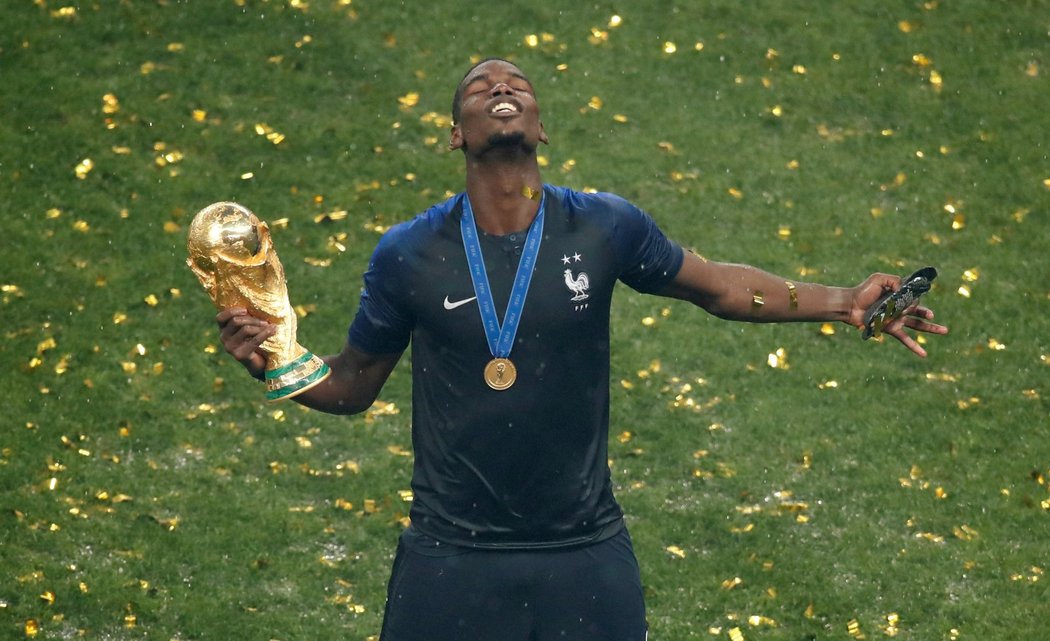 Šťastný francouzský záložník Paul Pogba s trofejí pro mistra světa