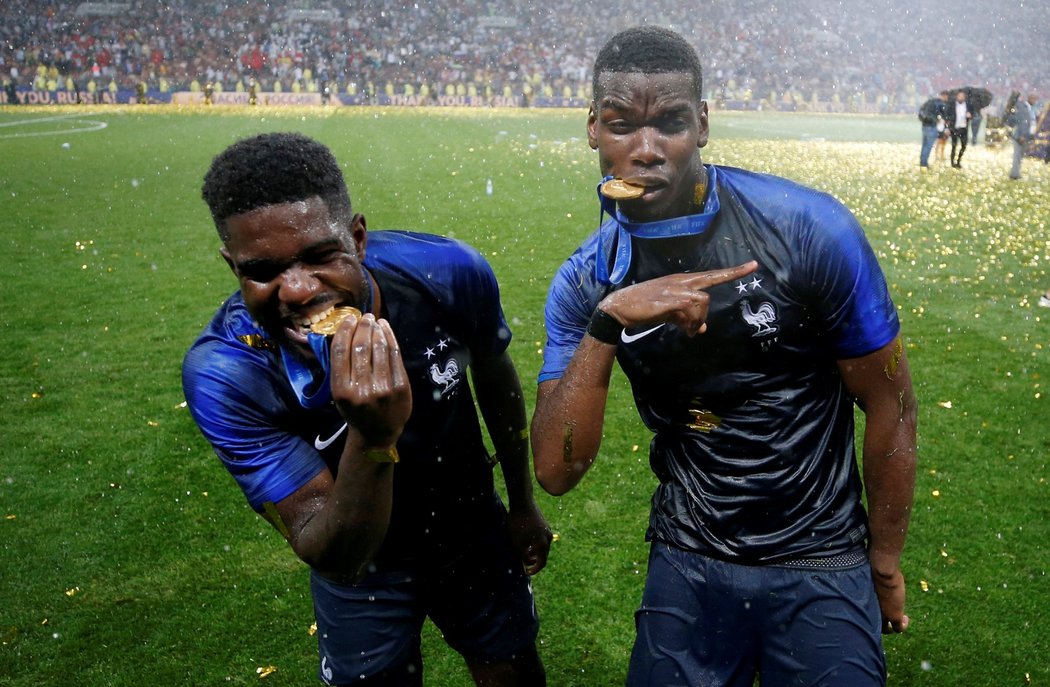 Vítězné radovánky v podání dvojice francouzských reprezentantů Samuel Umtiti, Paul Pogba