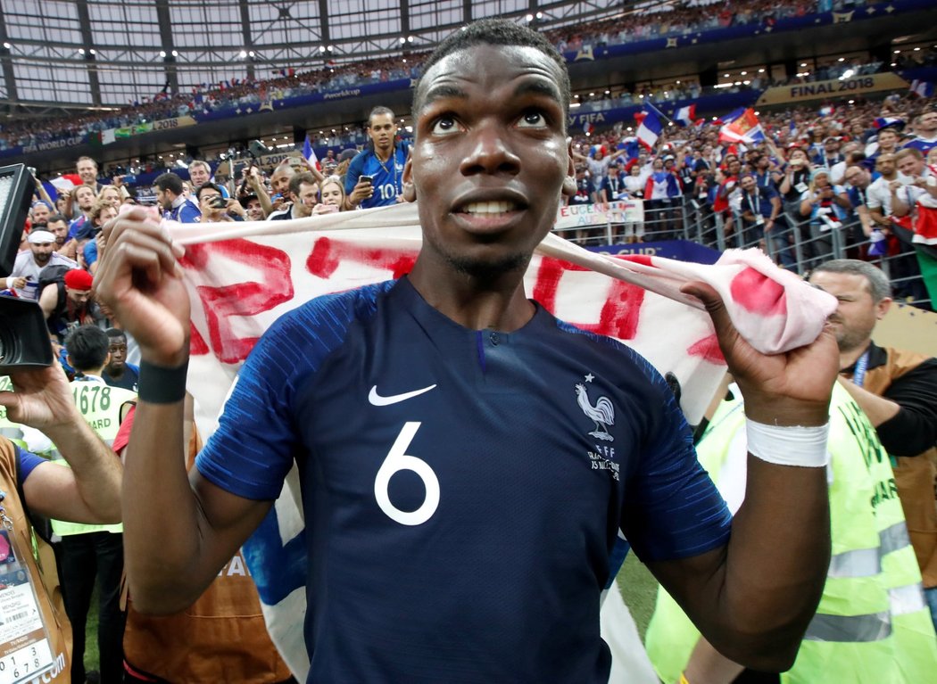 Francouzský záložník Paul Pogba se raduje z výhry ve finále MS nad Chorvatskem