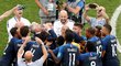 Francouští fotbalisté vyhazovali po výhře ve finále MS do vzduchu svého trenéra Didiera Deschampse