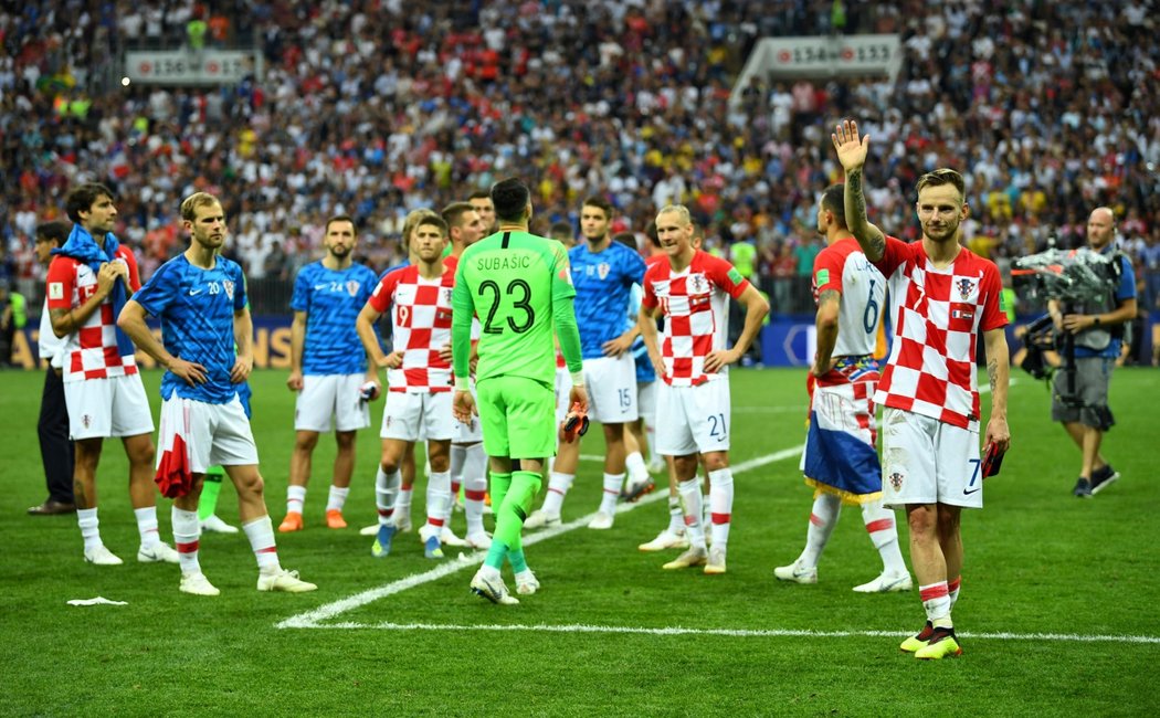 Smutní fotbalisté Chorvatska po prohraném finále s Frasncií