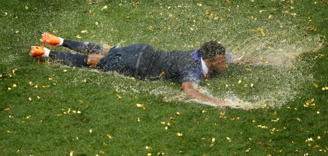 Radost i v dešti. Po skončení finále MS začalo hustě pršet, francouzští fotbalisté si i tak vychutnávali vítěznou euforii