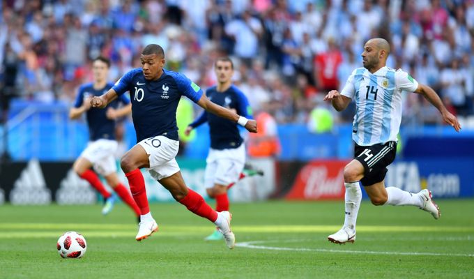Fanoušek Ronalda poslal Messiho domů. Mbappé běžel rychleji než Bolt Fanoušek Ronalda poslal Messiho domů. Mbappé běžel rychleji než Bolt