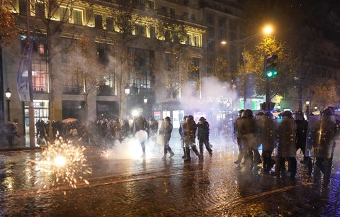 Fanouškovské nepokoje v Paříži po prohraném finále MS