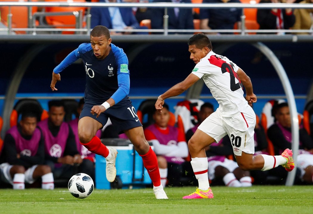 Francouzský křídelník Kylian Mbappé uniká Edisonovi Floresovi z Peru