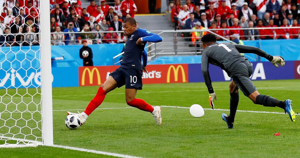 Skórující Francouz Kylian Mbappé proti Peru