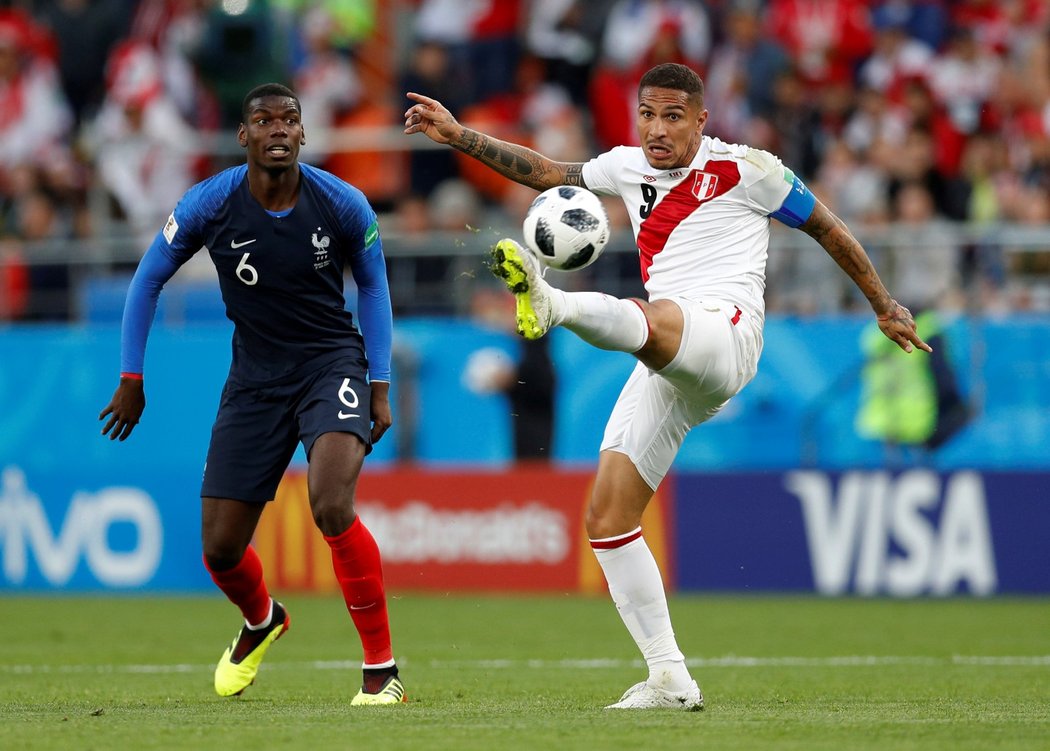 Francouzský záložník Paul Pogba v souboji s Paolem Guerrerem z Peru