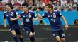 Japonští fotbalisté oslavují gól proti Belgii