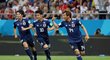 Japonští fotbalisté oslavují gól proti Belgii