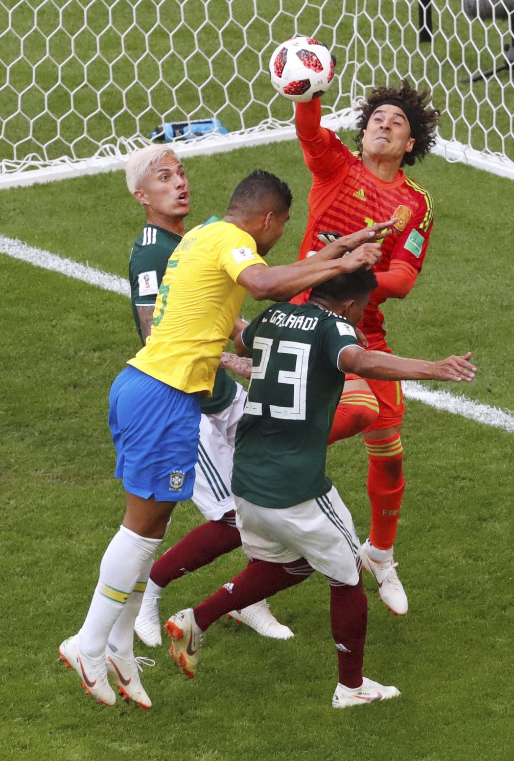 Guillermo Ochoa zasahuje proti centru Brazilců