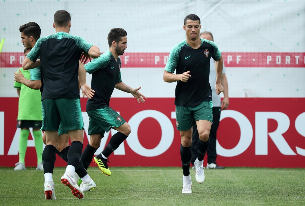 Cristiano Ronaldo na tréninku portugalské reprezentace, který mohli sledovat i čeští novináři