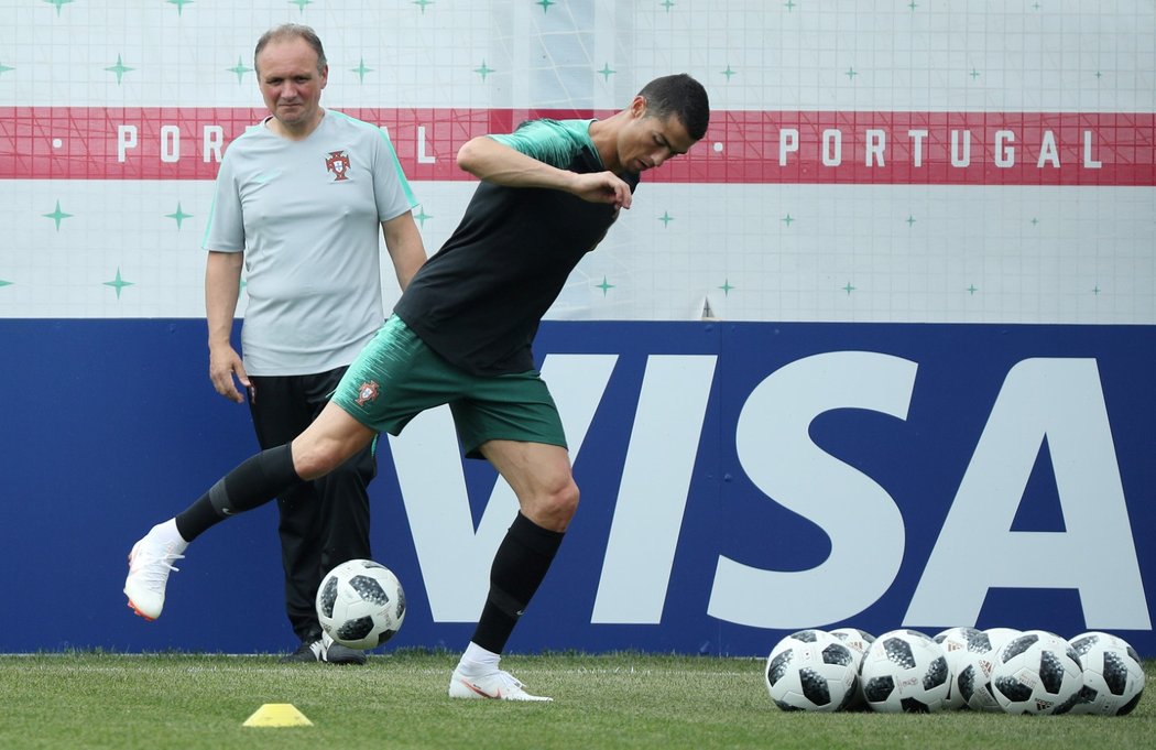 Cristiano Ronaldo na tréninku portugalské reprezentace, který mohli sledovat i čeští novináři