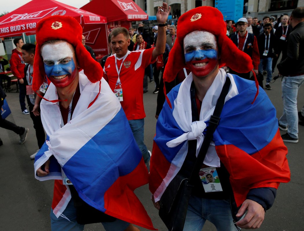 Ruští fanoušci před zahajovacím zápasem šampionátu se Saúdskou Arábií