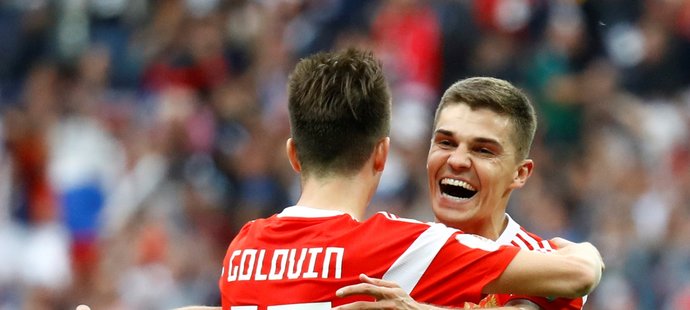 Aleksandr Golovin (vlevo) vstřelil proti Saúdské Arábii pátou branku utkání